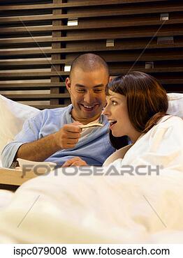Banco de Imagem - alimentação,  
mulher,  brinde, 
 pão. fotosearch 
- busca de fotos, 
imagens e clipart