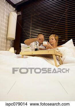 Banco de Imagem - mulher,  tendo, 
 pequeno almoço, 
 cama. fotosearch 
- busca de fotos, 
imagens e clipart