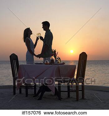 Banco de Imagem - par, tendo, romanticos, 
jantar, praia. 
fotosearch - busca 
de fotos, imagens 
e clipart