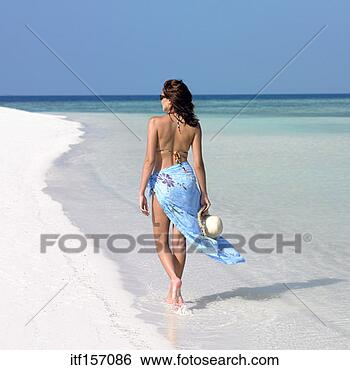 מאגר צילומים - אישה,  ללכת,   החף. fotosearch  - חיפוש צילומים  סרטים תמונות וקליפ  ארט