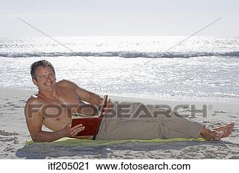 Arquivo de Fotografia - homem,  livro, 
 relaxante,  praia. 
fotosearch - busca 
de fotos, imagens 
e clipart