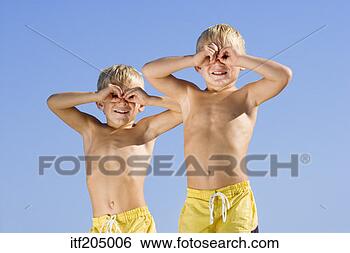 Banco de Imagem - meninos,  perscrutar, 
 através,  mãos. 
fotosearch - busca 
de fotos, imagens 
e clipart