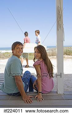 Arquivo de Fotografia - pessoas,  relaxante, 
 praia,  casa. 
fotosearch - busca 
de fotos, imagens 
e clipart