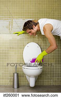 man-cleaning-toilet_~itf260001.jpg