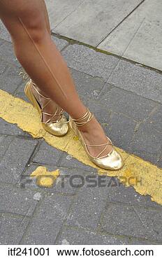 Arquivo de Fotografia - mulher,  dançar, 
 rua,  bailarina, 
 sapatos. fotosearch 
- busca de fotos, 
imagens e clipart