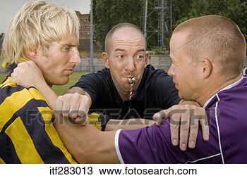 Banco de Imagem - futebol,  árbitro, 
 quebrar,  cima, 
 luta. fotosearch 
- busca de fotos, 
imagens e clipart