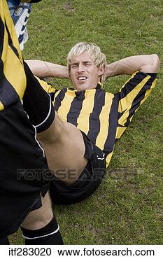 Arquivo de Fotografias - futebol,  jogador, 
 esticar. fotosearch 
- busca de fotos, 
imagens e clipart