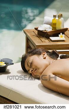 Arquivo de Fotografia - mulher,  mentindo, 
 natação. fotosearch 
- busca de fotos, 
imagens e clipart