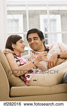 Banco de Imagem - par,  lounging. 
fotosearch - busca 
de fotos, imagens 
e clipart