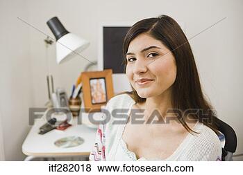 Banco de Imagem - sorrindo,  mulher. 
fotosearch - busca 
de fotos, imagens 
e clipart
