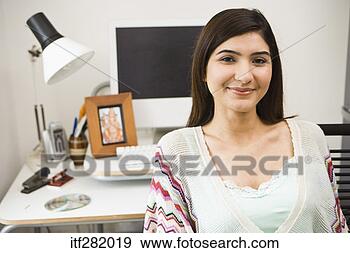 Arquivo Fotográficos - sorrindo,  mulher. 
fotosearch - busca 
de fotos, imagens 
e clipart