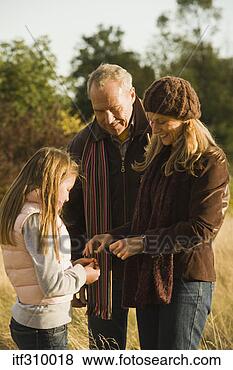 Banco de Imagem - pais,  menina, 
 campo. fotosearch 
- busca de fotos, 
imagens e clipart