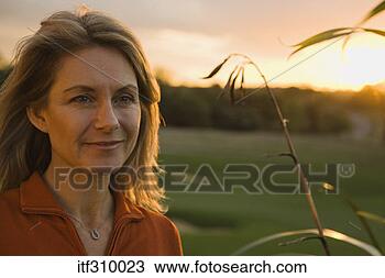 Banco de Imagem - sorrindo,  mulher, 
 pôr do sol. fotosearch 
- busca de fotos, 
imagens e clipart