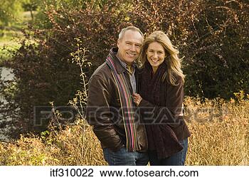 Banco de Imagem - sorrindo,  par, 
 ao ar livre. 
fotosearch - busca 
de fotos, imagens 
e clipart