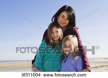 Banco de Imagem - mãe,  filhas, 
 praia. fotosearch 
- busca de fotos, 
imagens e clipart