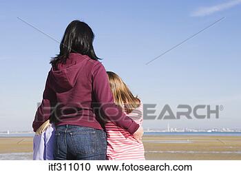 Arquivo de Fotografias - mãe,  filhas, 
 praia. fotosearch 
- busca de fotos, 
imagens e clipart