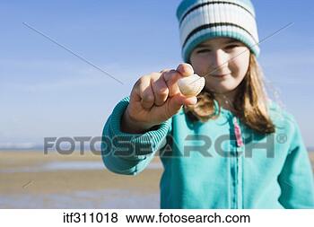 Banco de Imagem - menina,  seashell. 
fotosearch - busca 
de fotos, imagens 
e clipart