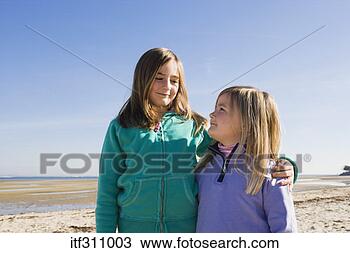Banco de Imagem - meninas,  praia. 
fotosearch - busca 
de fotos, imagens 
e clipart