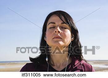 Banco de Imagem - mulher,  fones 
ouvido. fotosearch 
- busca de fotos, 
imagens e clipart