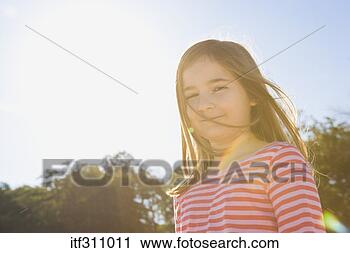 Arquivo de Fotografia - sorrindo,  menina. 
fotosearch - busca 
de fotos, imagens 
e clipart