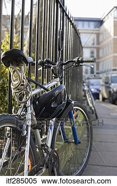 Banco de Imagem - bicicleta,  segurado, 
 cerca. fotosearch 
- busca de fotos, 
imagens e clipart