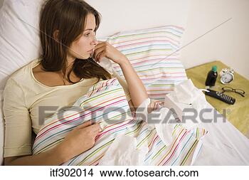 Banco de Imagem - doente,  mulher, 
 cama. fotosearch 
- busca de fotos, 
imagens e clipart
