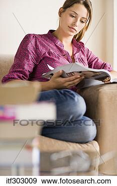 Arquivo Fotográficos - mulher,  leitura, 
 revista. fotosearch 
- busca de fotos, 
imagens e clipart
