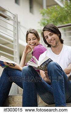 Banco de Imagem - par,  leitura, 
 livro. fotosearch 
- busca de fotos, 
imagens e clipart