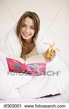 Arquivo de Fotografia - sorrindo,  mulher, 
 livro,  banana. 
fotosearch - busca 
de fotos, imagens 
e clipart