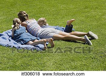 Banco de Imagem - mãe,  leitura, 
 crianças. fotosearch 
- busca de fotos, 
imagens e clipart