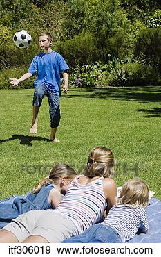 Arquivo Fotográficos - mãe,  leitura, 
 crianças,  menino, 
 tocando,  futebol. 
fotosearch - busca 
de fotos, imagens 
e clipart