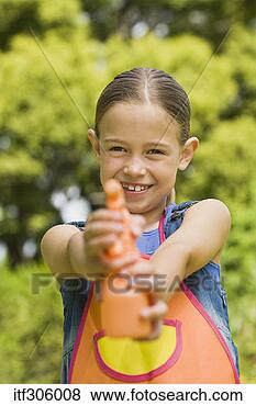Banco de Imagem - menina,  água, 
 pulverizador. 
fotosearch - busca 
de fotos, imagens 
e clipart