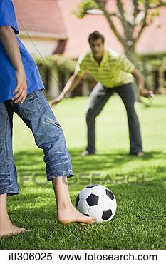 Banco de Imagem - pai,  tocando, 
 futebol. fotosearch 
- busca de fotos, 
imagens e clipart