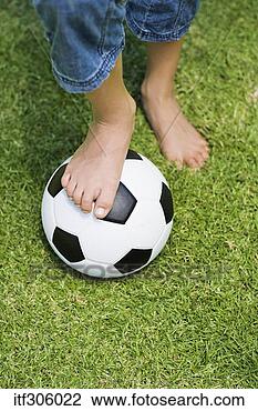 Banco de Imagem - pés,  futebol, 
 bola. fotosearch 
- busca de fotos, 
imagens e clipart