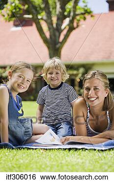 Banco de Imagem - sorrindo,  mãe, 
 crianças. fotosearch 
- busca de fotos, 
imagens e clipart