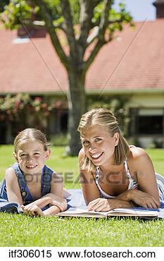 Banco de Imagem - sorrindo,  mãe, 
 filha. fotosearch 
- busca de fotos, 
imagens e clipart