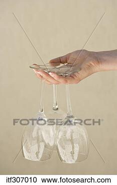 Arquivo de Fotografias - mão,  carregar, 
 wineglass. fotosearch 
- busca de fotos, 
imagens e clipart