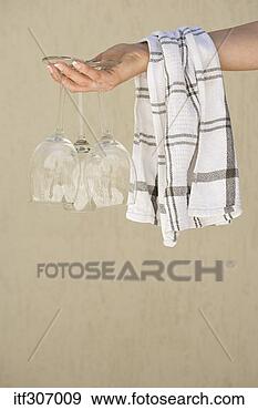 Arquivo Fotográficos - mão,  toalha, 
 wineglasses. 
fotosearch - busca 
de fotos, imagens 
e clipart