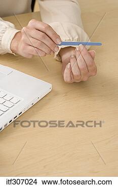 Banco de Imagem - mãos,  arquivamento, 
 pregos,  laptop. 
fotosearch - busca 
de fotos, imagens 
e clipart