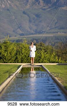 Banque de Photo - jeune, femme, 
porter, blanc, 
bain, robe, debout, 
dehors. fotosearch 
- recherchez des 
photos, des images 
et des cliparts