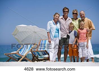 multi-generational-family-standing_~4628.jpg