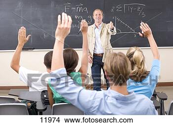 Banco de Imagem - estudantes,  bra&ccedil;os,   levantado,  sala  aula,  professor,   quadro-negro.  fotosearch - busca  de fotos, imagens  e clipart