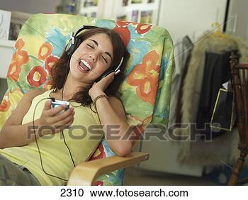 adolescente-nina-sentado_~2310.jpg