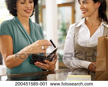 Arquivo de Fotografia - dois,  mulheres, 
 shopping,  junto, 
 boutique. fotosearch 
- busca de fotos, 
imagens e clipart