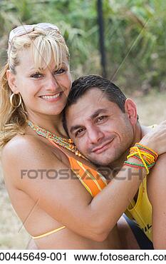 Arquivo de Fotografia - par,  abraçar, 
 sorrindo,  retrato. 
fotosearch - busca 
de fotos, imagens 
e clipart