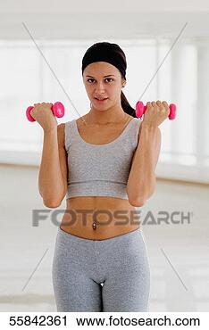 Arquivo de Fotografia - adolescente,  
menina,  segurando, 
 cor-de-rosa, 
 braço,  pesos. 
fotosearch - busca 
de fotos, imagens 
e clipart