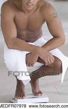 Banco de Imagem - homem,  toalha, 
 ao redor,  abaixar, 
 corpo,  escalas. 
fotosearch - busca 
de fotos, imagens 
e clipart