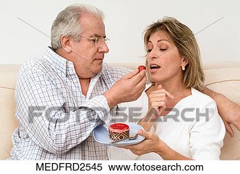 Banco de Imagem - maduro,  homem, 
 alimentação, 
 esposa,  morango, 
 esposa,  segurando. 
fotosearch - busca 
de fotos, imagens 
e clipart
