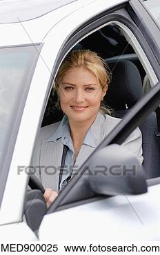 Banco de Imagem - meio,  adulto, 
 negócio,  mulher, 
 sentando,  car, 
 sorrindo. fotosearch 
- busca de fotos, 
imagens e clipart