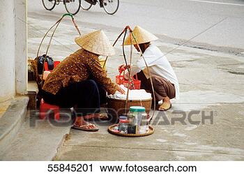 Arquivo de Fotografia - mulher,  sentando, 
 calçada,  vender, 
 alimento,  tom, 
 vietnã. fotosearch 
- busca de fotos, 
imagens e clipart